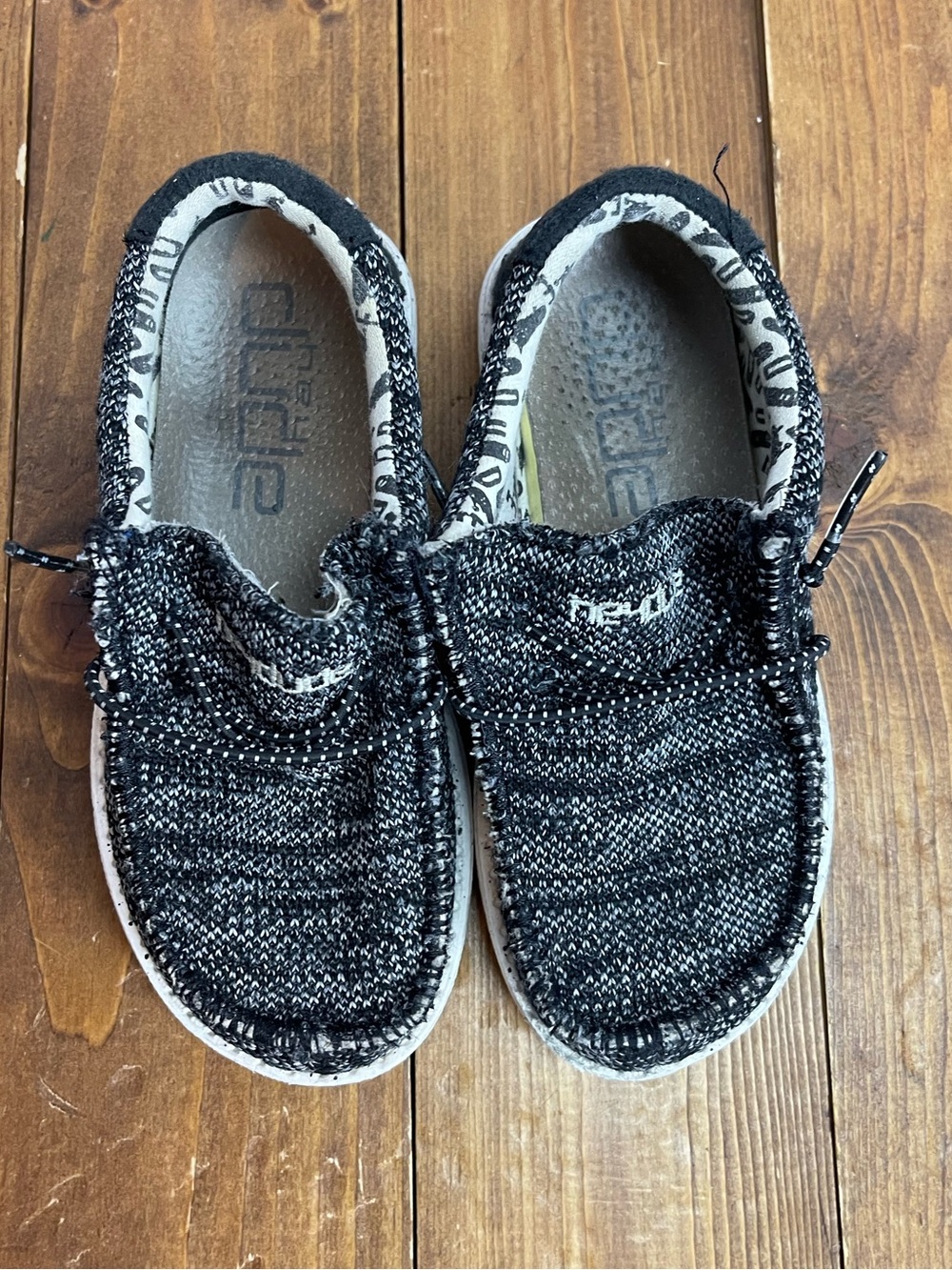 Hey dude Wally toddler Sox skater size 9 black